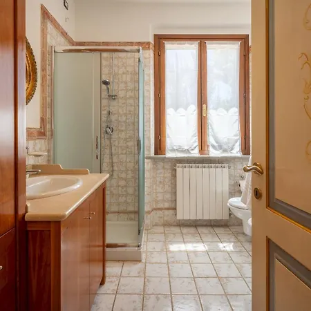 Assisi White 10, Emma וילה